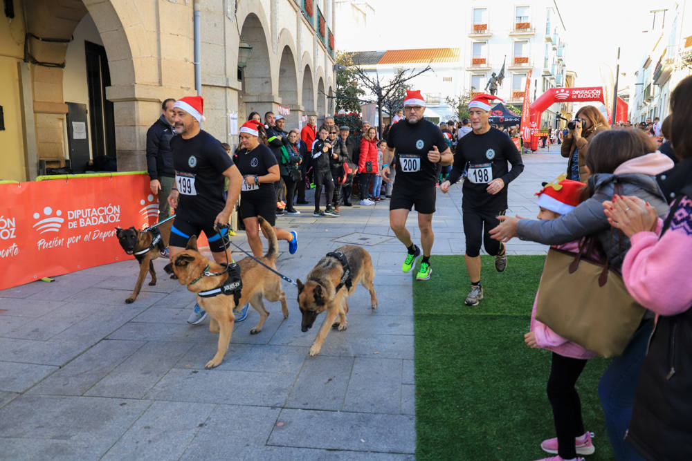Pequeños y mayores han disfrutado de la Carrera de Navidad de Villanueva. 