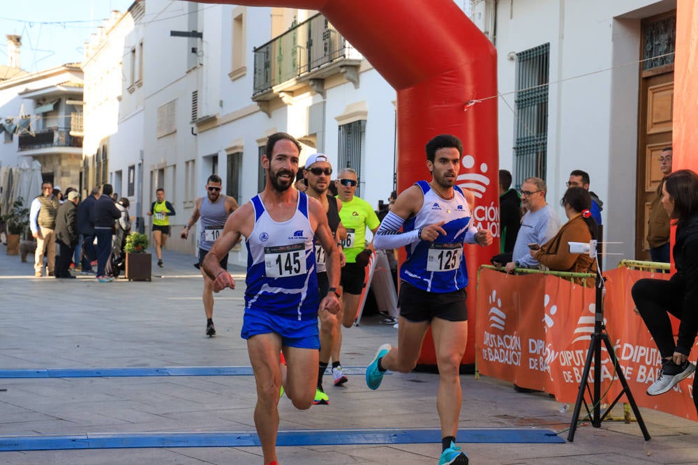 Pequeños y mayores han disfrutado de la Carrera de Navidad de Villanueva. 