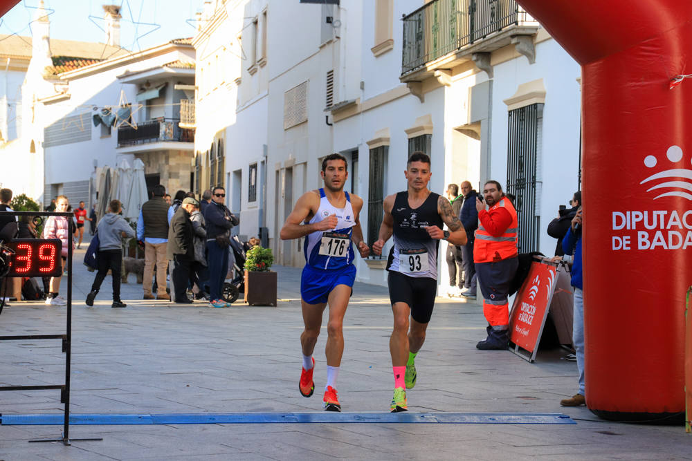 Pequeños y mayores han disfrutado de la Carrera de Navidad de Villanueva. 