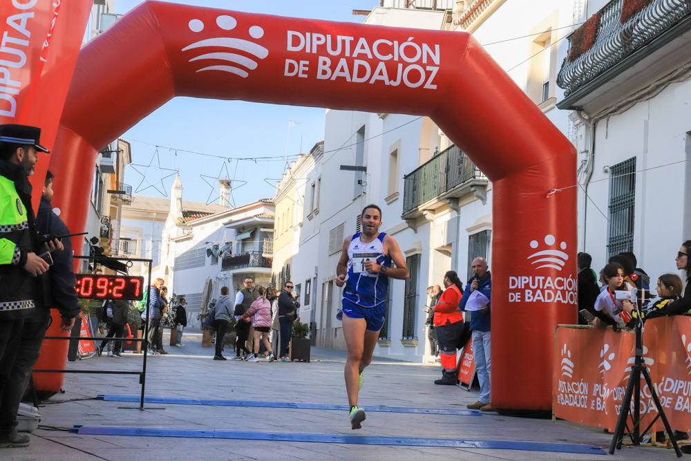 Pequeños y mayores han disfrutado de la Carrera de Navidad de Villanueva. 