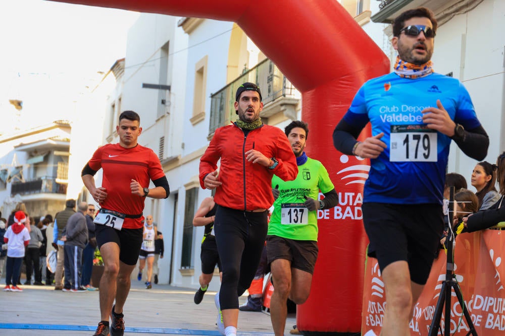 Pequeños y mayores han disfrutado de la Carrera de Navidad de Villanueva. 
