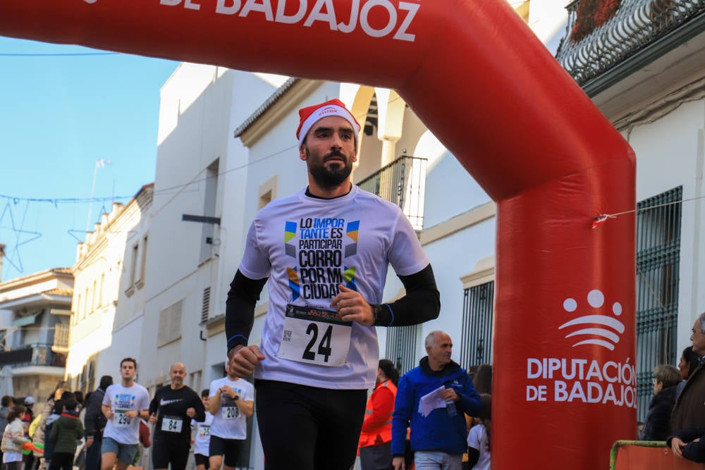 Pequeños y mayores han disfrutado de la Carrera de Navidad de Villanueva. 