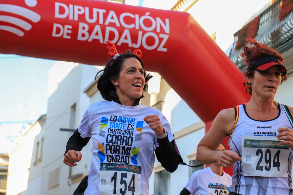 Pequeños y mayores han disfrutado de la Carrera de Navidad de Villanueva. 