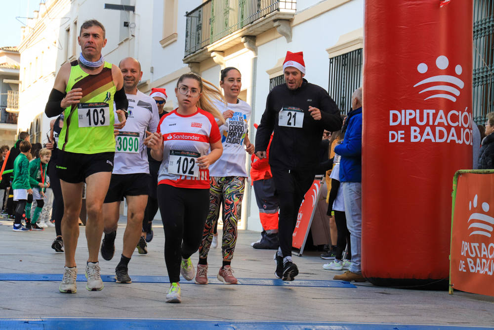 Pequeños y mayores han disfrutado de la Carrera de Navidad de Villanueva. 