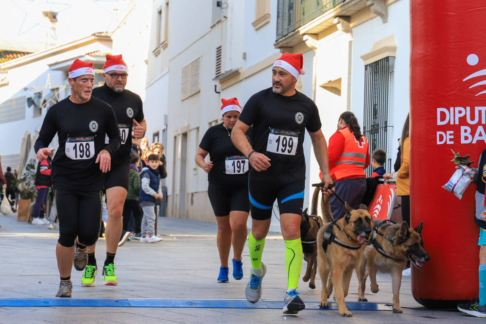 Pequeños y mayores han disfrutado de la Carrera de Navidad de Villanueva. 