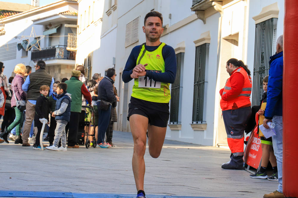 Pequeños y mayores han disfrutado de la Carrera de Navidad de Villanueva. 