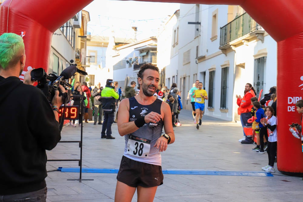 Pequeños y mayores han disfrutado de la Carrera de Navidad de Villanueva. 