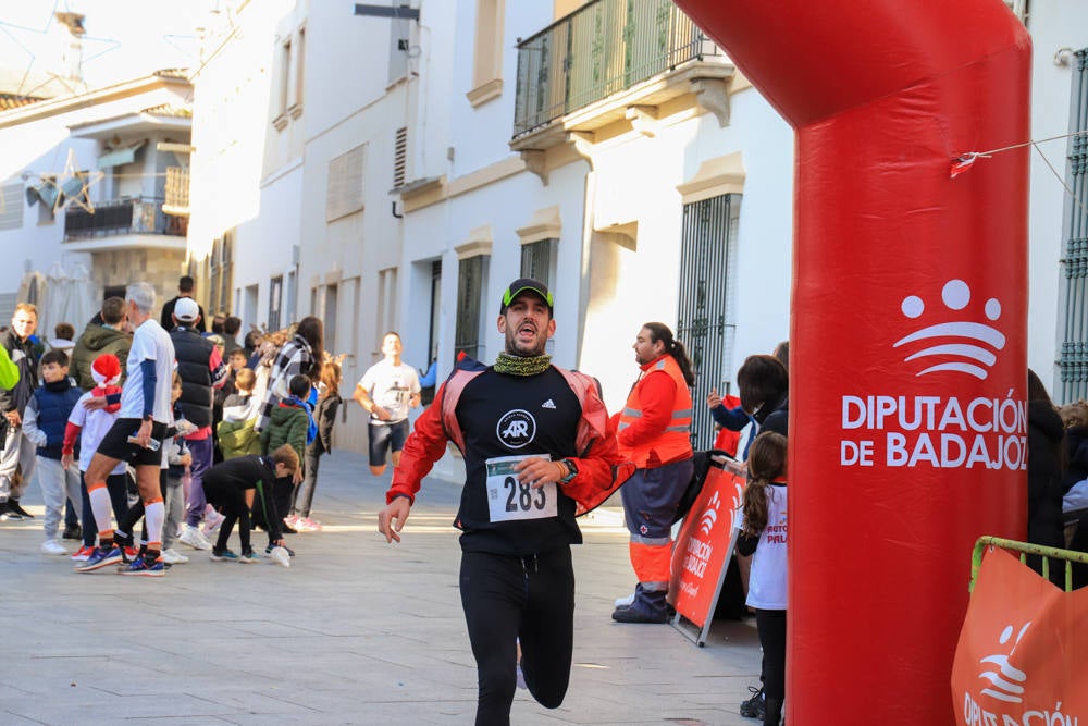 Pequeños y mayores han disfrutado de la Carrera de Navidad de Villanueva. 