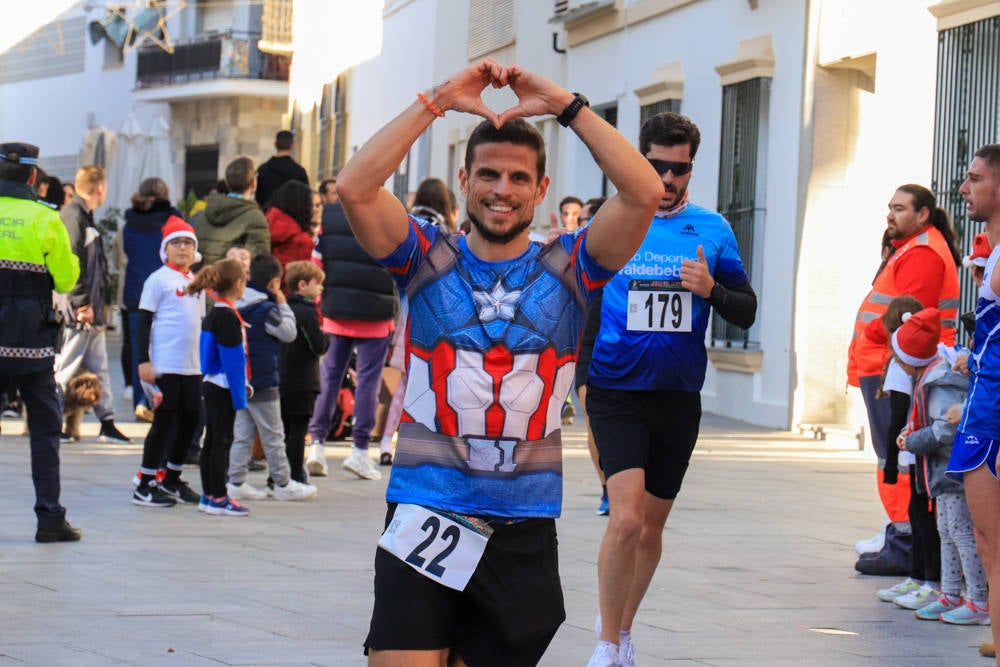 Pequeños y mayores han disfrutado de la Carrera de Navidad de Villanueva. 