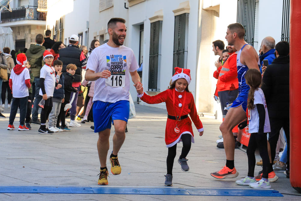 Pequeños y mayores han disfrutado de la Carrera de Navidad de Villanueva. 