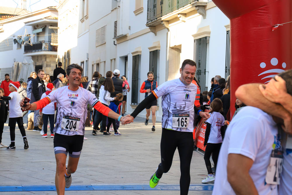 Pequeños y mayores han disfrutado de la Carrera de Navidad de Villanueva. 