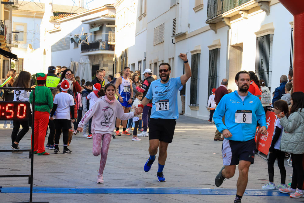 Pequeños y mayores han disfrutado de la Carrera de Navidad de Villanueva. 