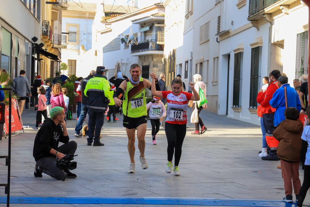 Pequeños y mayores han disfrutado de la Carrera de Navidad de Villanueva. 