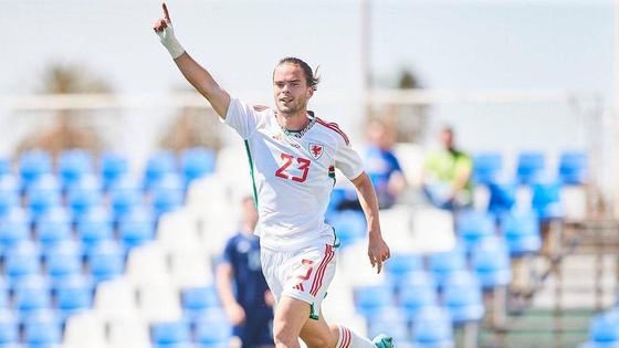 Titularidad, gol y victoria para el 'serón' Josh Farrell con Gales