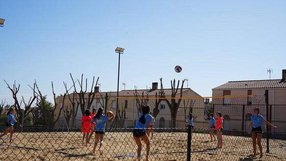 Construyen una nueva pista de vóley-playa junto al pabellón Lares