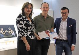 José Miguel Romero, flanqueado por Bernal y Gallardo con su fotografía detrás.