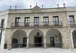 Avanzan las labores de limpieza de la fachada del Ayuntamiento