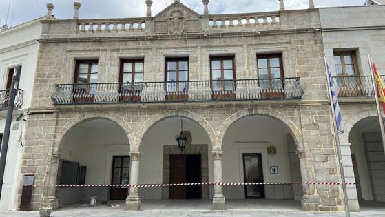 Avanzan las labores de limpieza de la fachada del Ayuntamiento