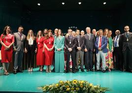 Fotografía de familia de la nueva corporación municipal de Villanueva de la Serena.