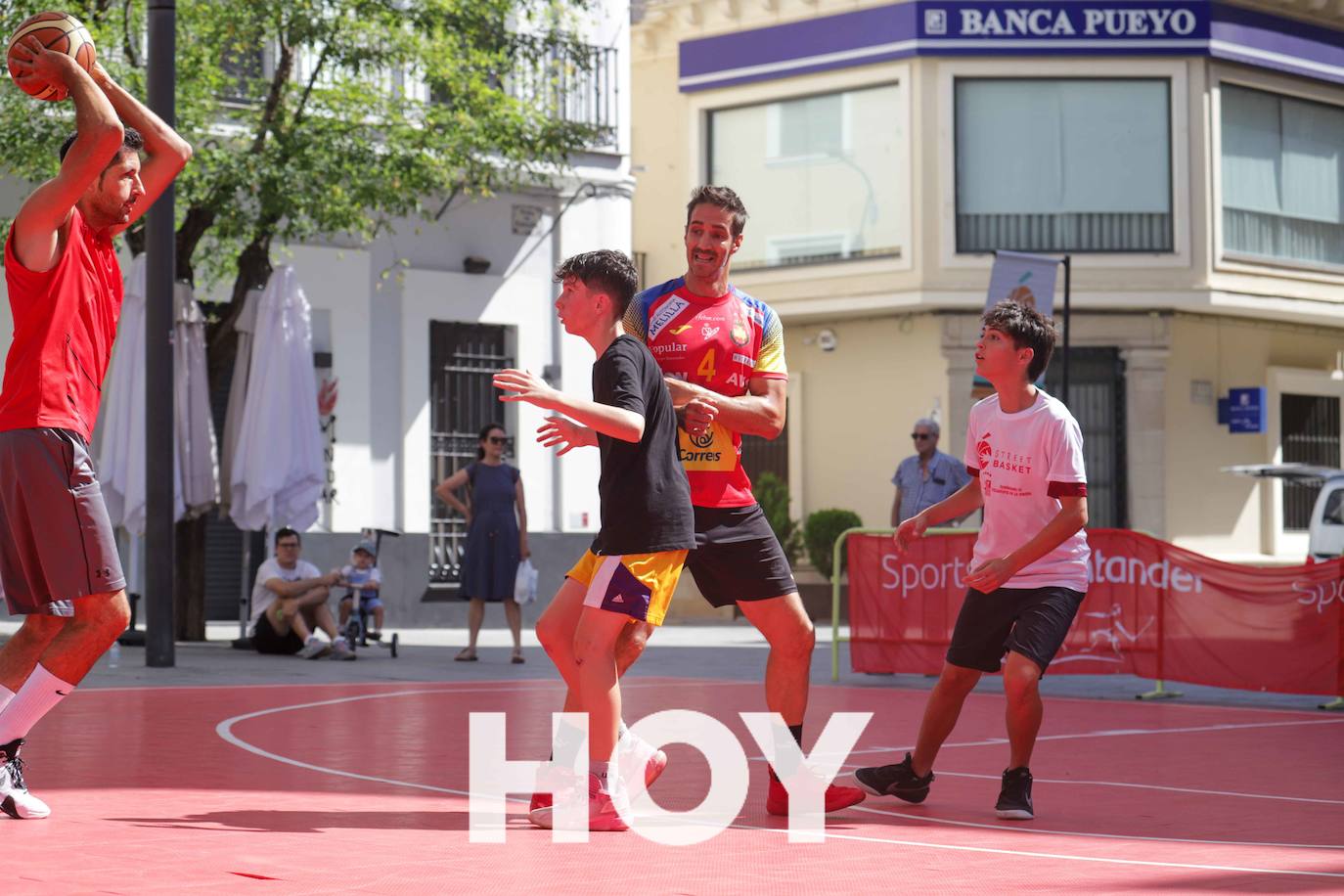 Calor y solidaridad en el Street Basket de Calderón