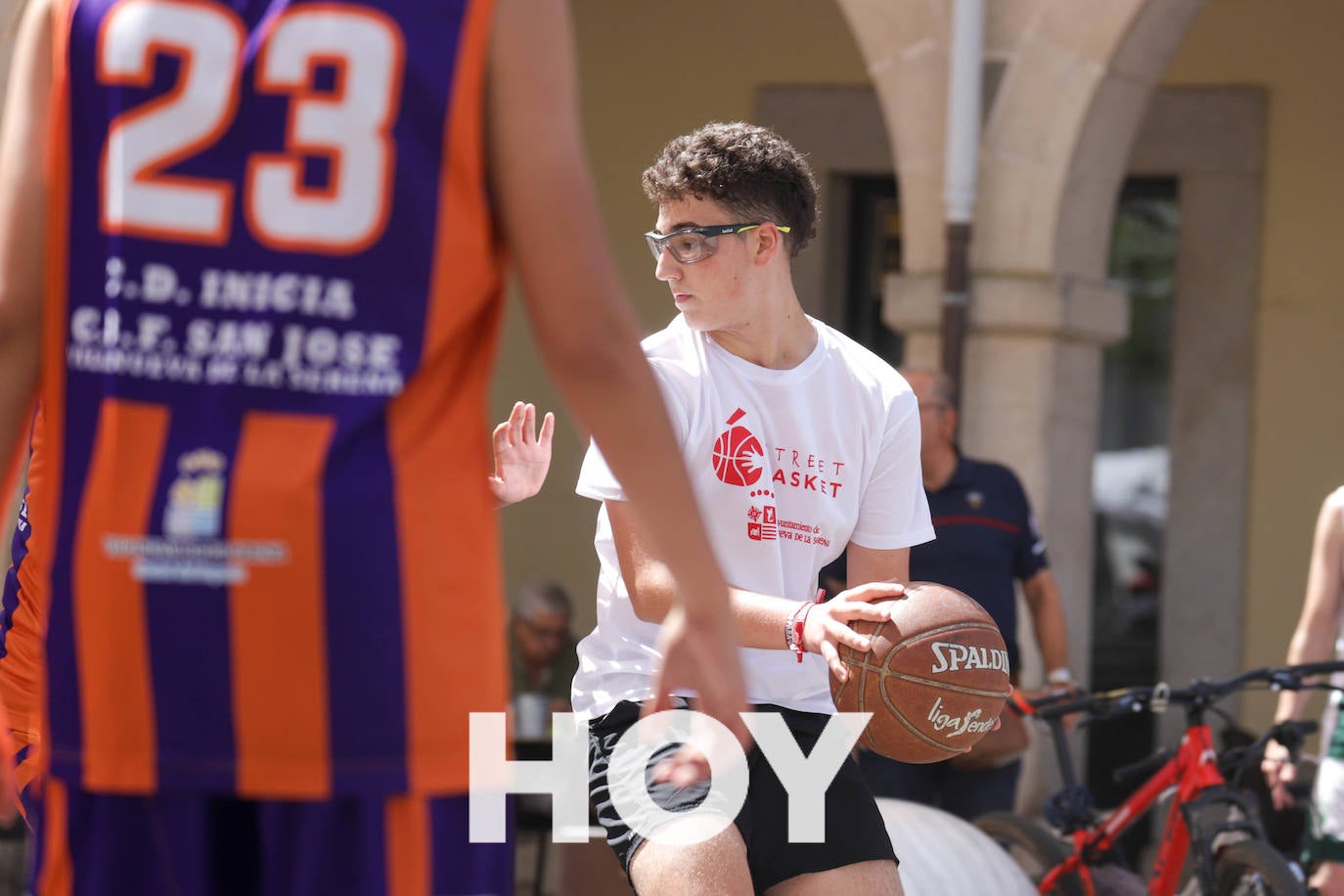 Calor y solidaridad en el Street Basket de Calderón