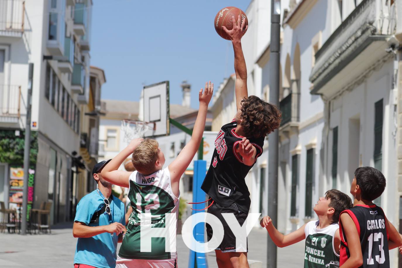 Calor y solidaridad en el Street Basket de Calderón