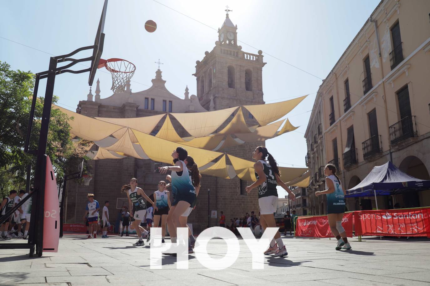 Calor y solidaridad en el Street Basket de Calderón