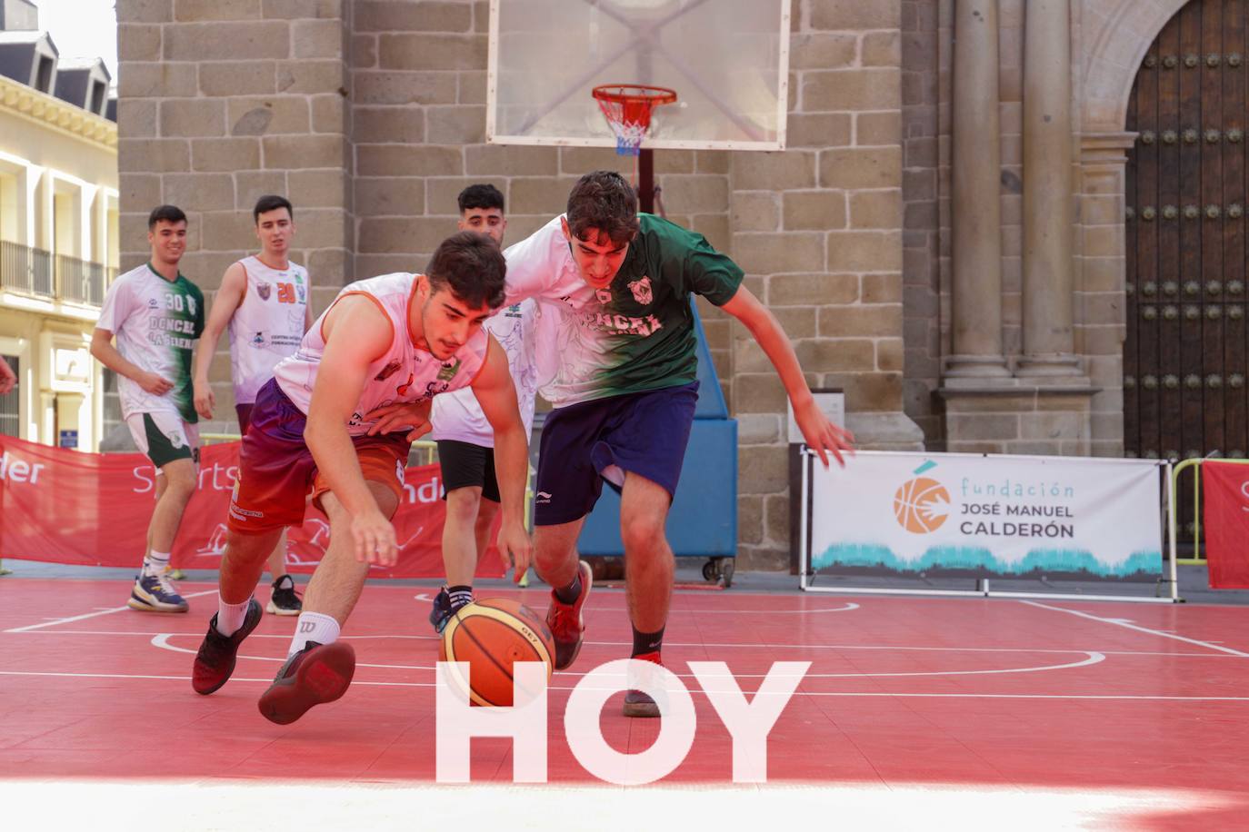 Calor y solidaridad en el Street Basket de Calderón