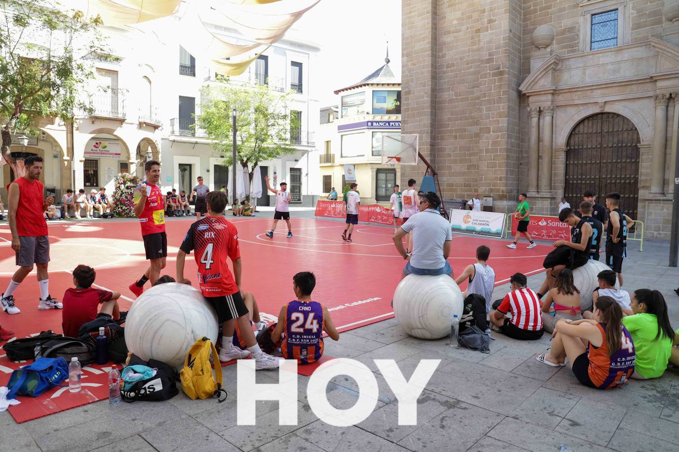 Calor y solidaridad en el Street Basket de Calderón