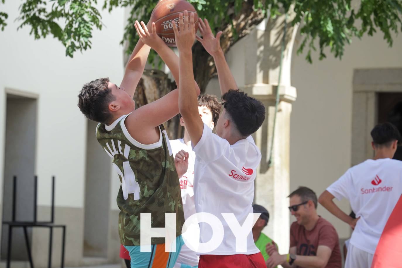 Calor y solidaridad en el Street Basket de Calderón