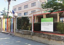 Entrada de la Escuela Oficial de Idiomas en la plaza de Salamanca de Villanueva.