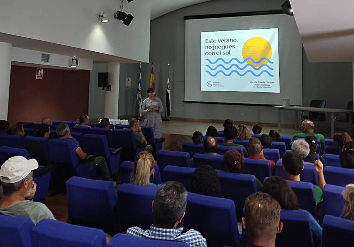 Mayores y trabajadores municipales reciben consejos sobre el cáncer de piel