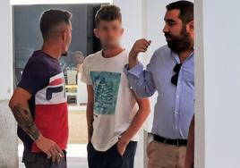 El abogado Fernando Cumbres junto a dos de los acusados.