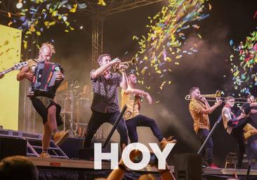 La Pegatina monta una fiesta tras la multitudinaria Feria de Día