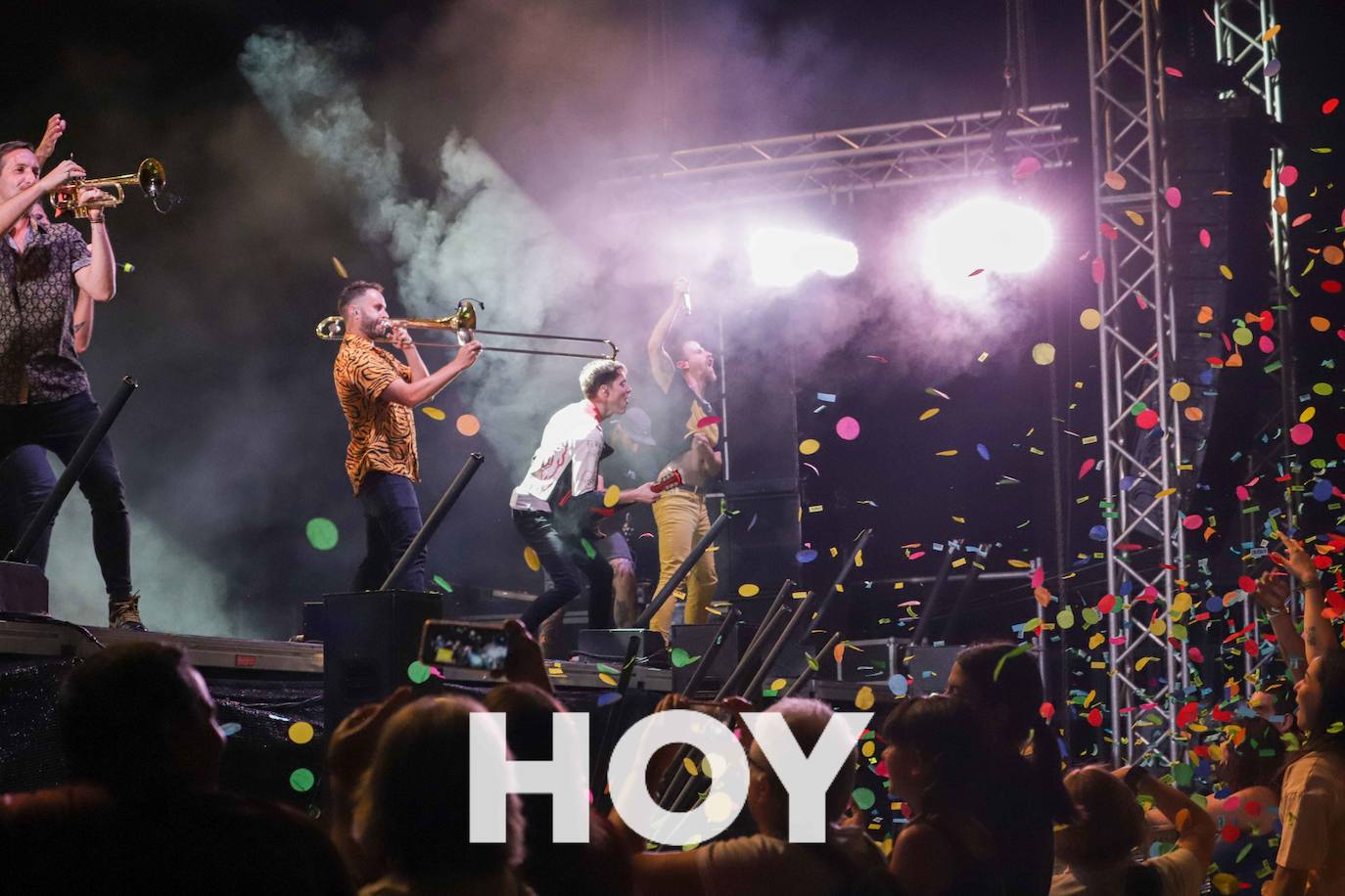 La Pegatina monta una fiesta tras la multitudinaria Feria de Día