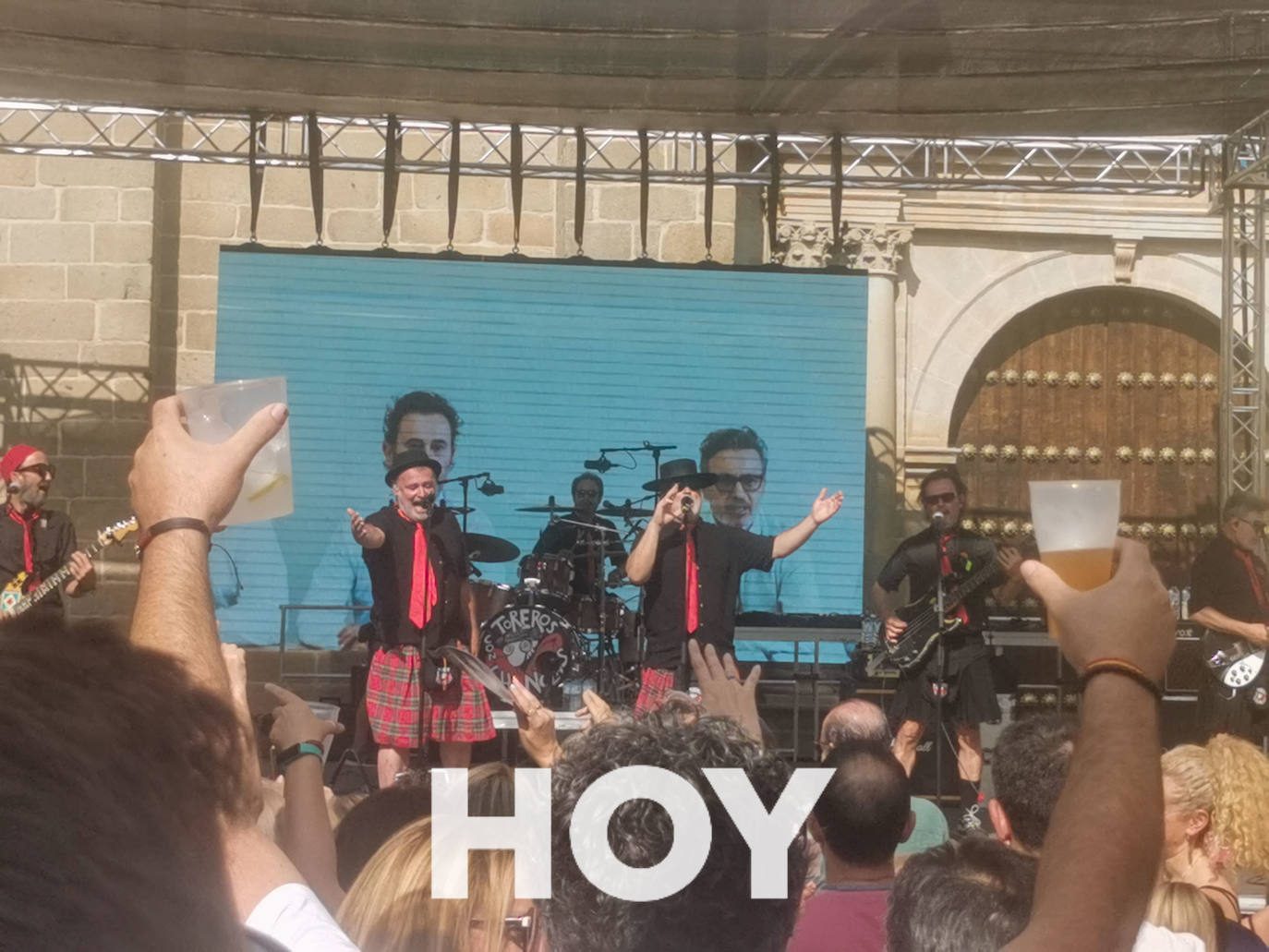 La Pegatina monta una fiesta tras la multitudinaria Feria de Día