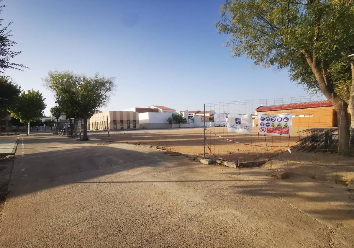 Avanzan las obras en el patio del colegio Cervantes