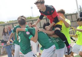 Celebración del segundo gol de Alberto que hacía el empate definitivo.