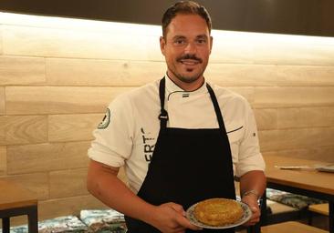 Alberto Nieto, chef de Polo Opuesto, con la tortilla que se podrá degustar hoy y mañana.
