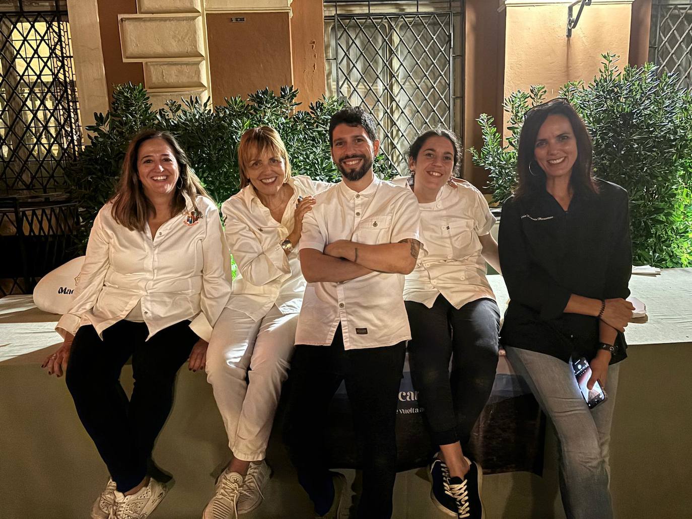Josemi, en el centro, con Mercedes Rincón a su izquierda y María José San Román a su derecha, junto a otras personas del equipo.