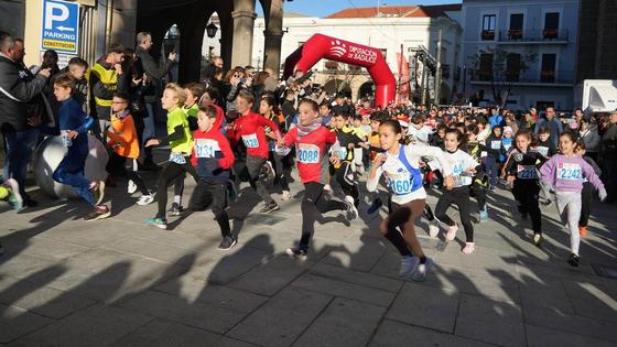 Mil personas participan en la XXII edición de la Carrera Solidaria de Navidad