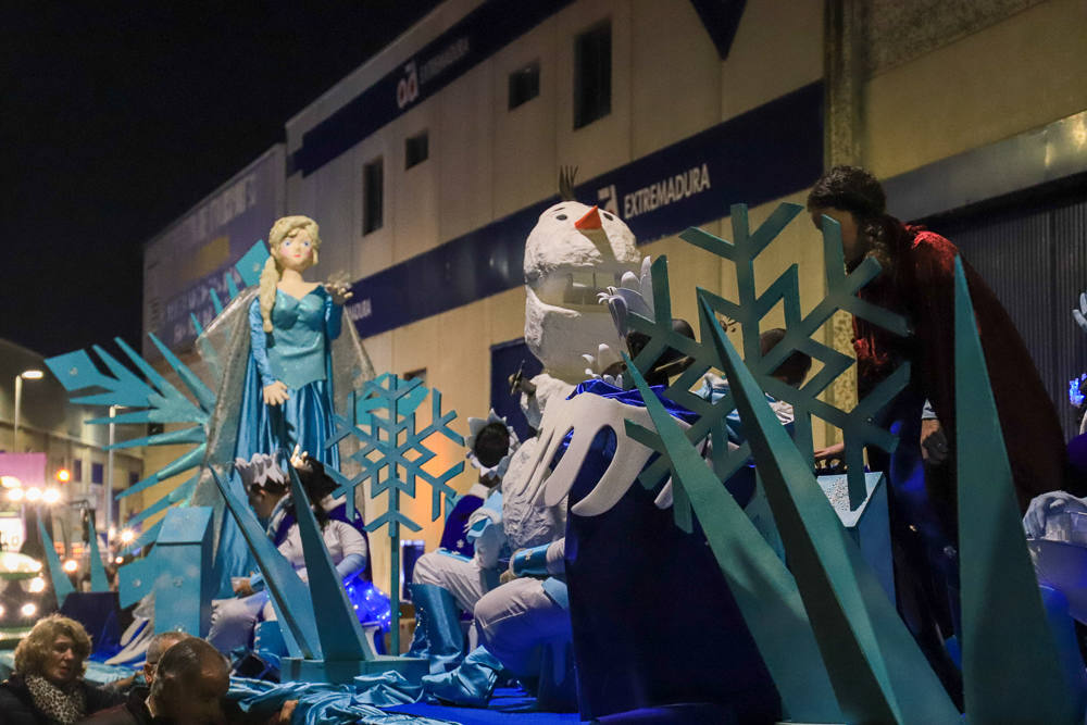 17 carrozas y cuatro pasacalles formaron la cabalgata en Villanueva. 
