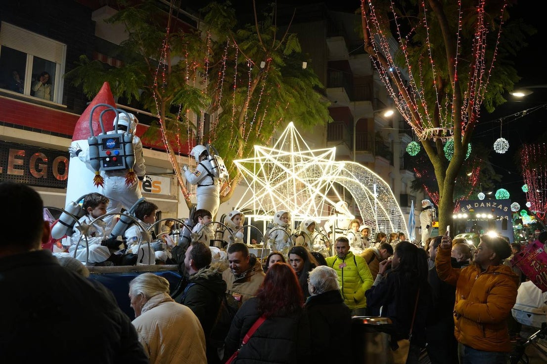 17 carrozas y cuatro pasacalles formaron la cabalgata en Villanueva. 