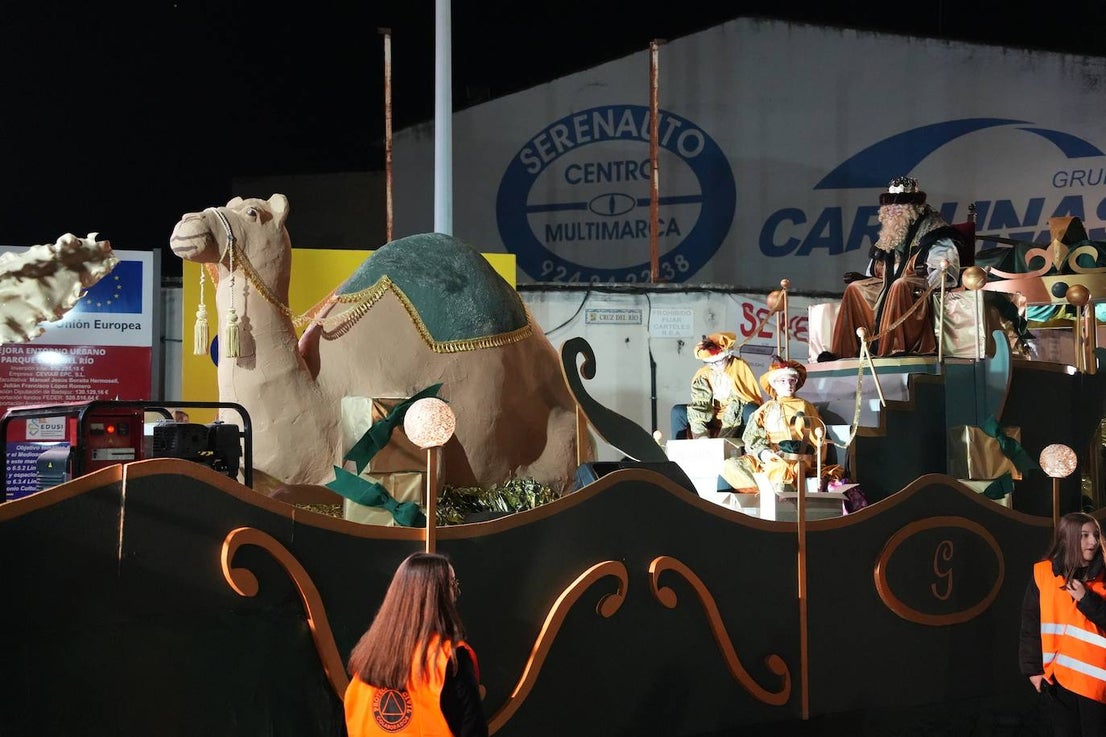 17 carrozas y cuatro pasacalles formaron la cabalgata en Villanueva. 
