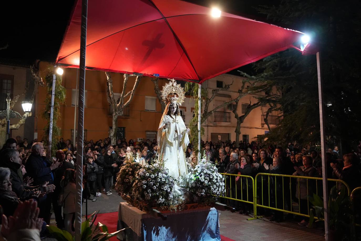 Cientos de villanovenses asistieron este sábado a la despedida en la ermita.