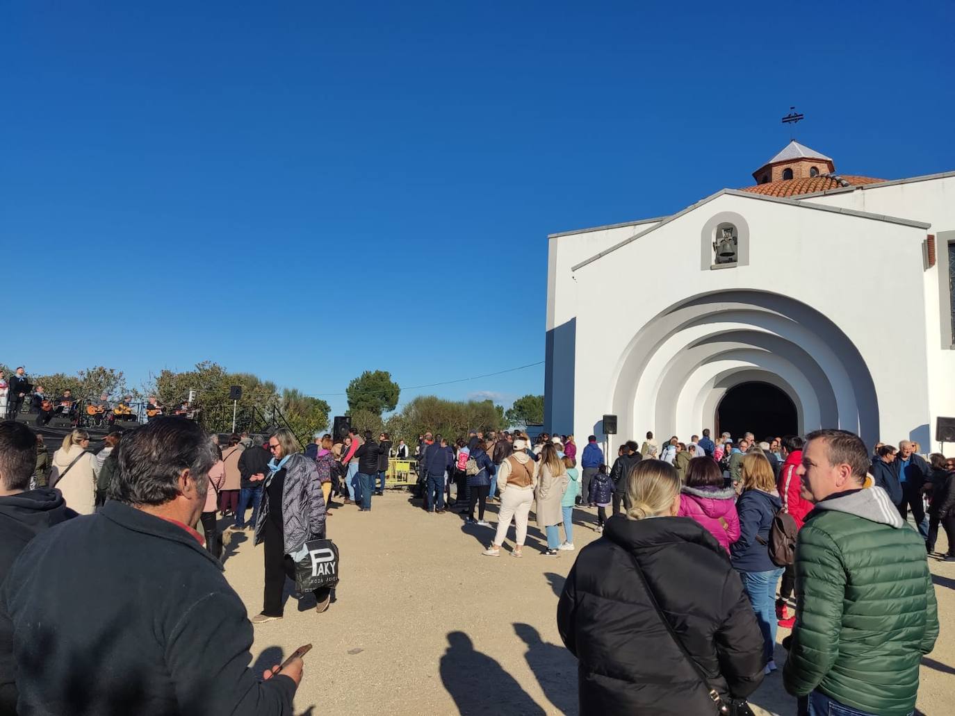 Cientos de villanovenses asistieron este sábado a la despedida en la ermita.