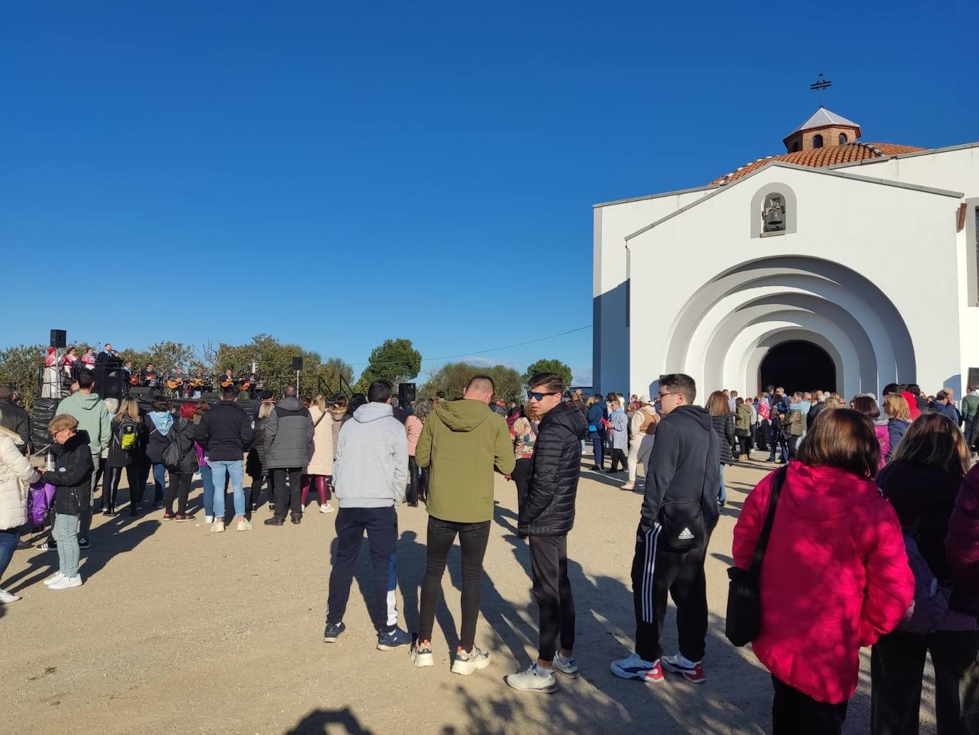 Cientos de villanovenses asistieron este sábado a la despedida en la ermita.