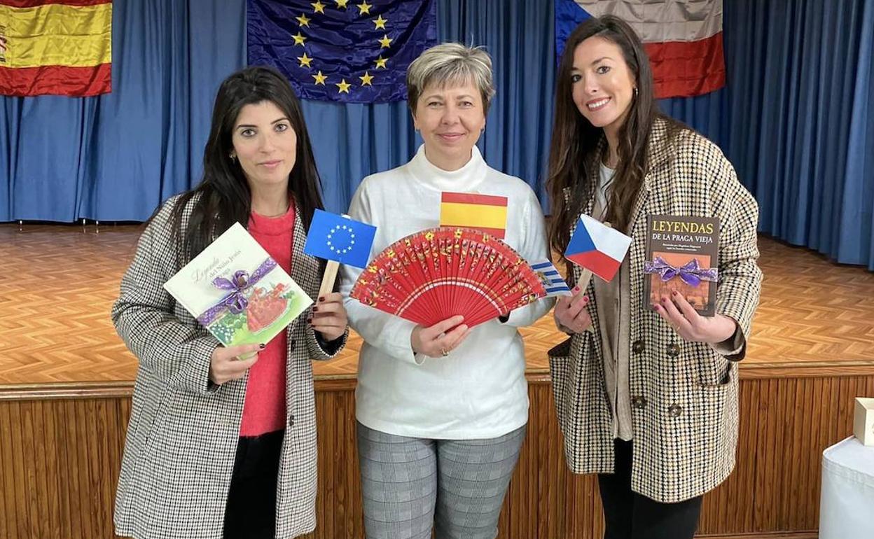 Petra Maríková junto a dos profesoras del centro. ​