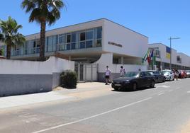 Acceso a uno de los institutos de la localidad.