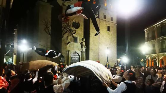 El Manteo del Pelele pone fin a varios días de carnaval